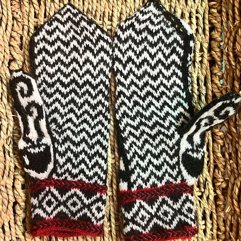 Twin Peaks Patterned Mittens Size S-M - Picture 3 of 4